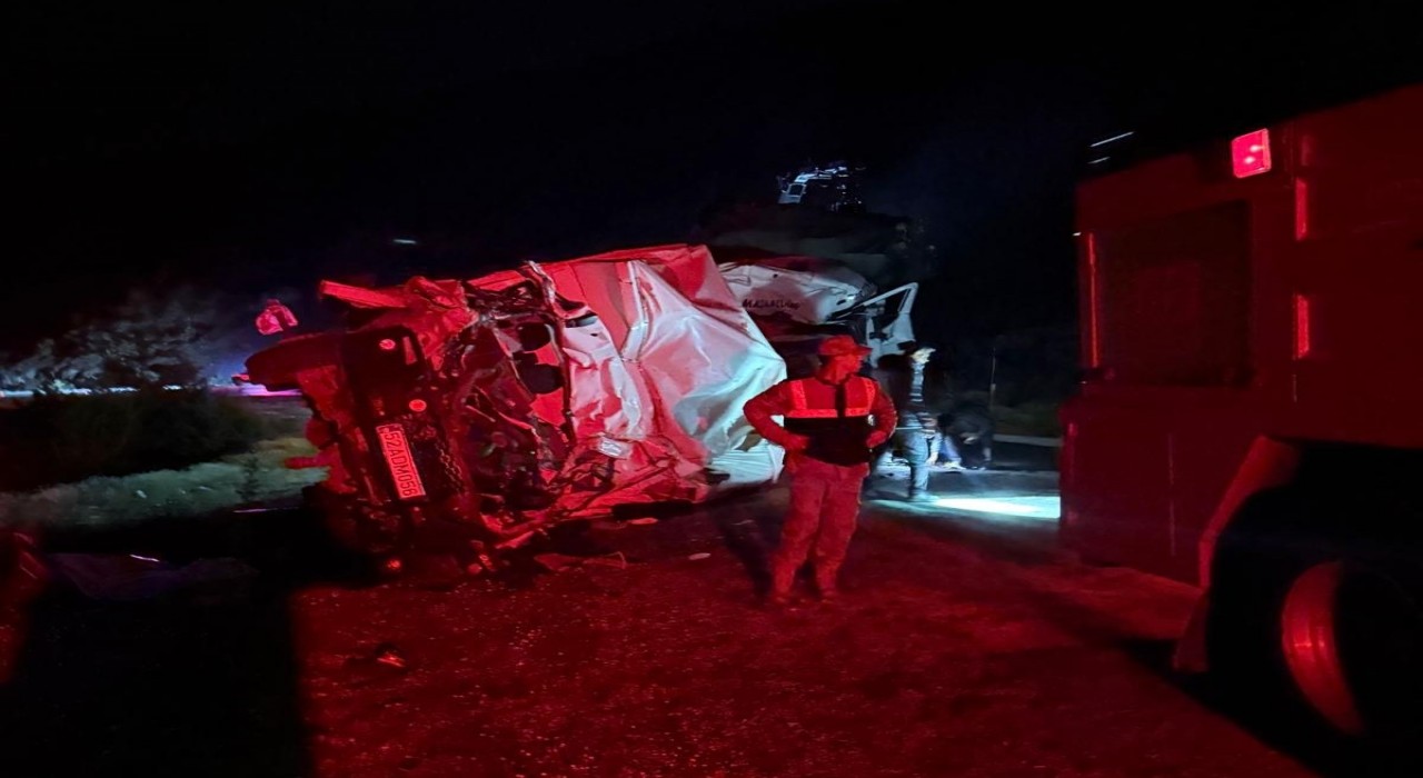 Orduda 2 kamyon kafa kafaya çarpıştı: 1 ölü, 1 yaralı