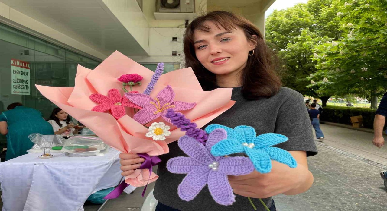 Örgü sanatıyla yapılan solmayan çiçekler