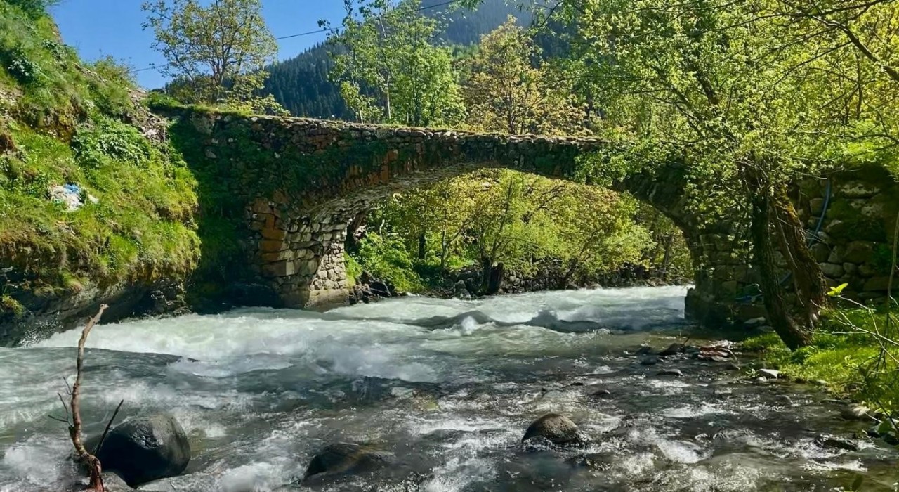 Orta Çağdan kalma taş köprü görenleri kendine hayran bırakıyor