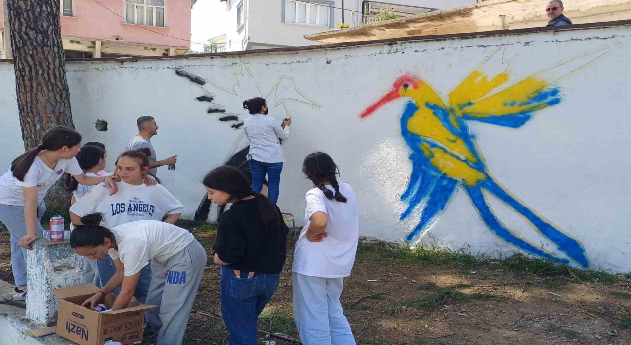 Ortaokul öğrencileri bahçe duvarlarını süsledi