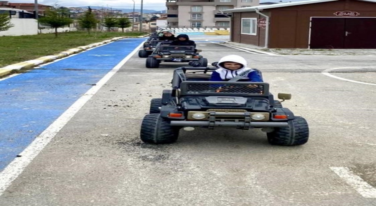 Osmanelinde çocuklara oyun tadında trafik eğitimi