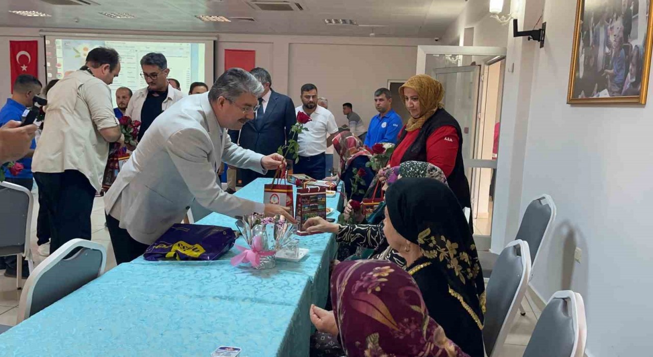 Osmaniyede huzurevinde kalan annelerin günü kutlandı