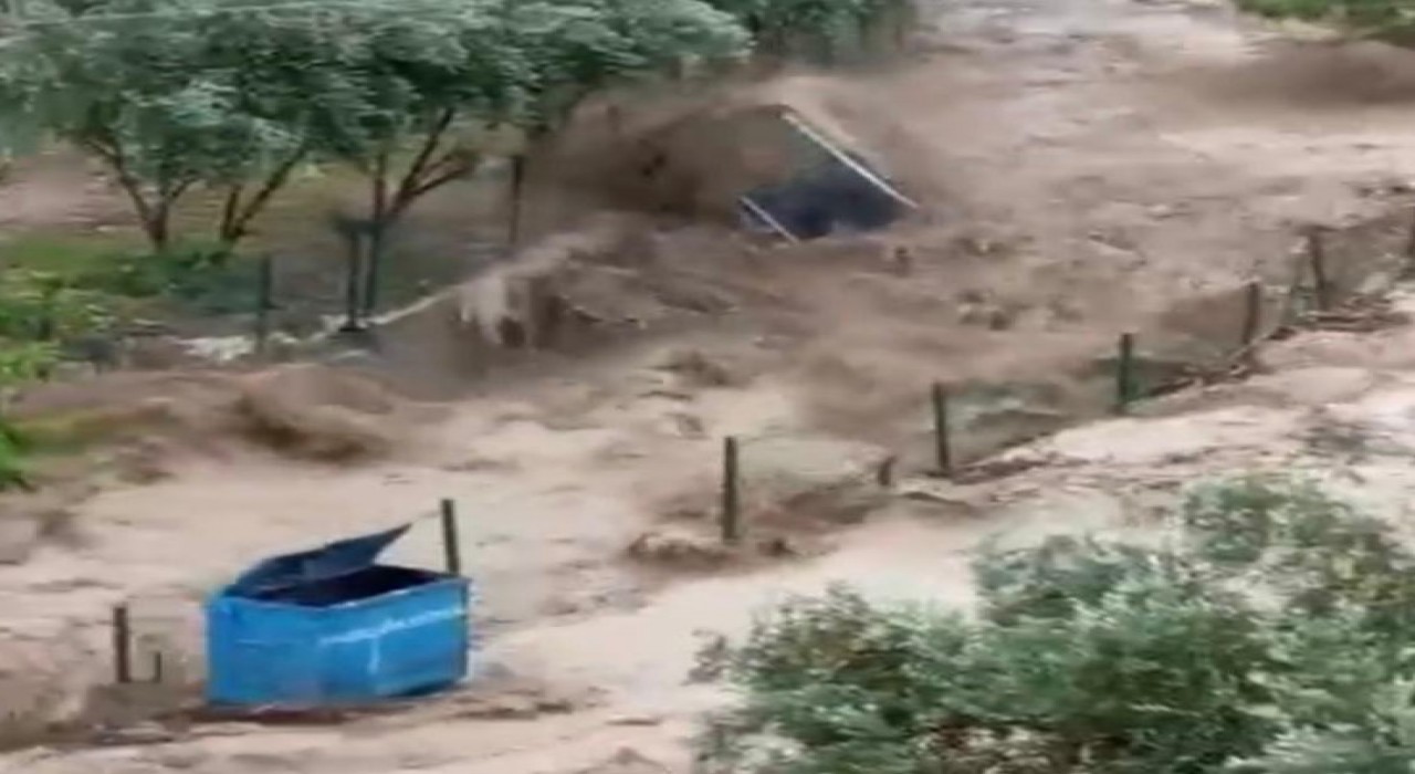 Osmaniyede onlarca araç sel sularına kapıldı