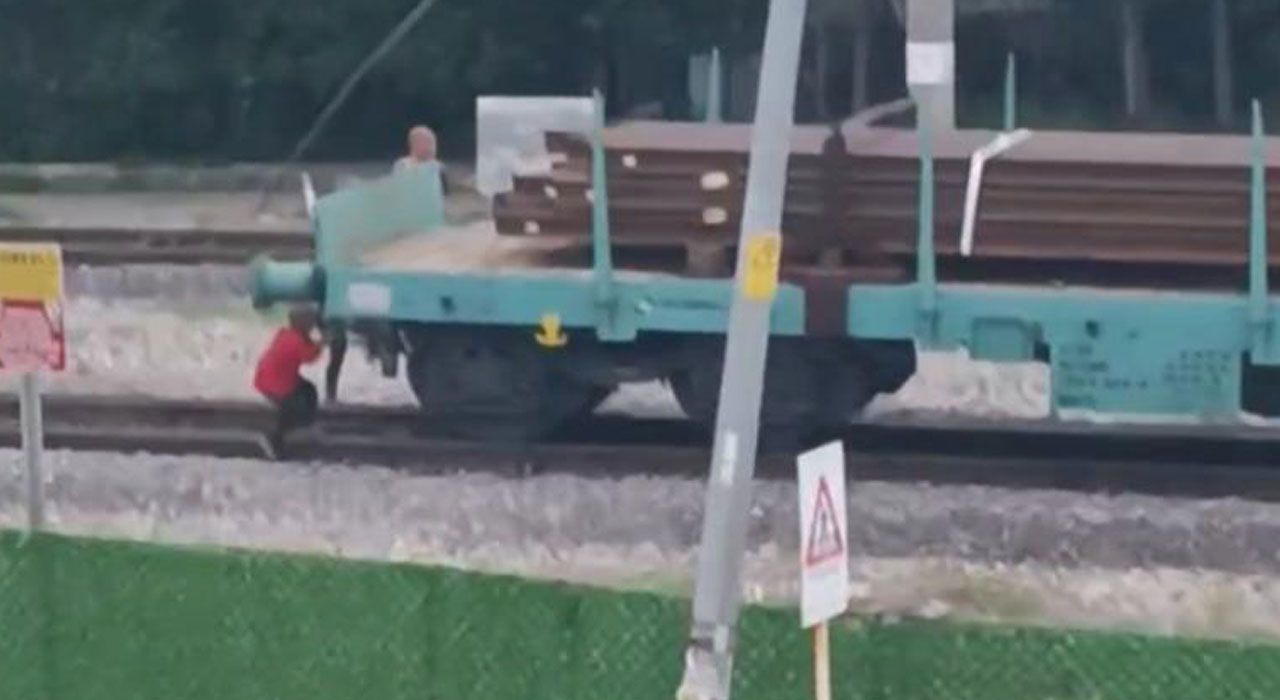 Osmaniye'de Tehlikeli Oyun: Çocuklar Hareket Halindeki Yük Trenine Tutundu