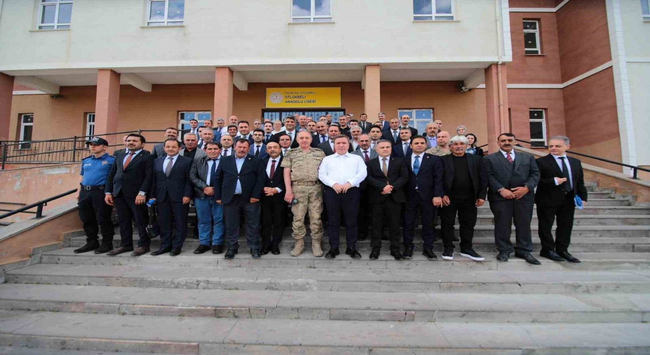 Otlukbelide muhtarlar toplantısı düzenlendi