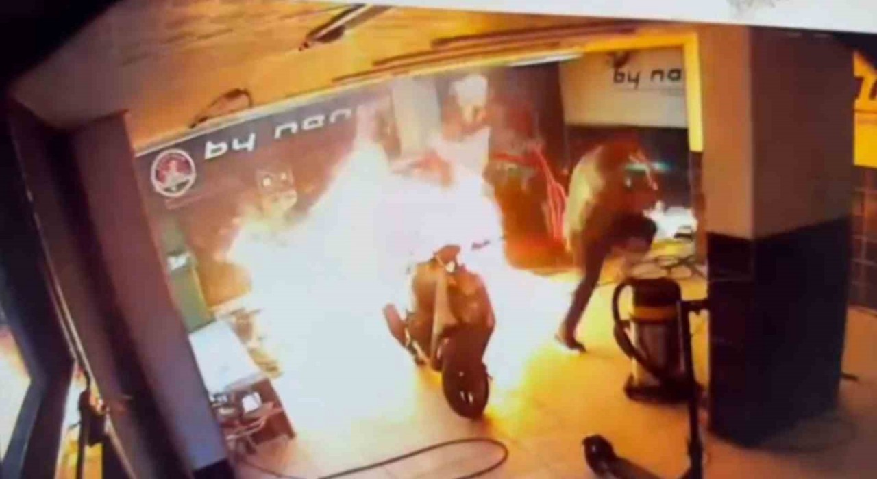 Oto yıkamacıdaki yangın güvenlik kamerasında