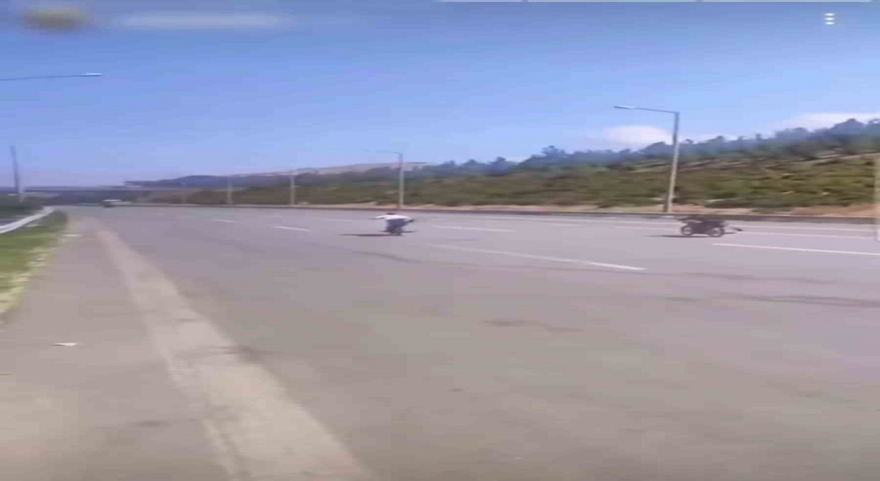 Otobanda motorun üzerine uzanarak ölüme yarış pahalıya patladı
