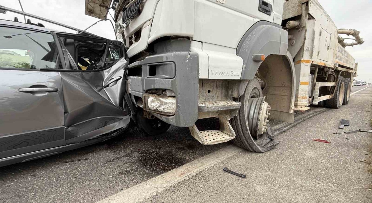 Otomobil, beton mikseri ve minibüs çarpıştı: 11 yaralı