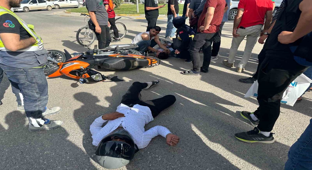Otomobil ile motosiklet çarpıştı: 2 yaralı
