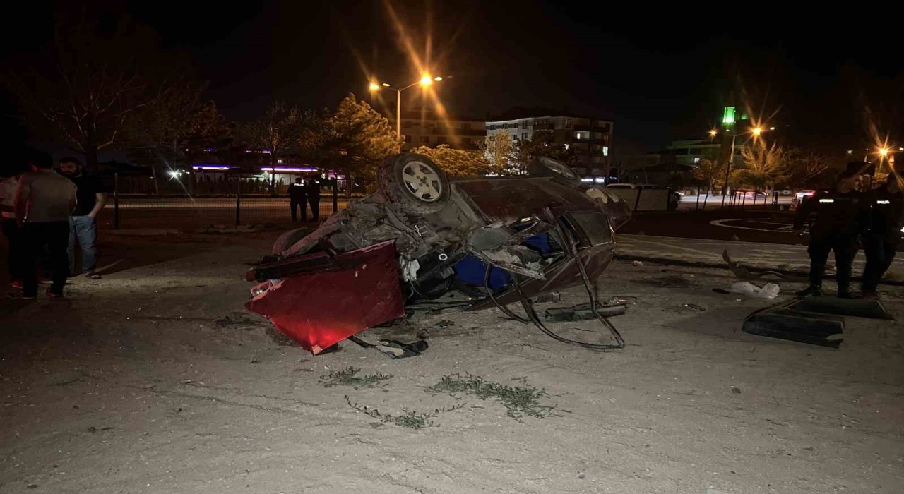 Otomobil kamyona çarpıp bahçeye uçtu: 2 yaralı