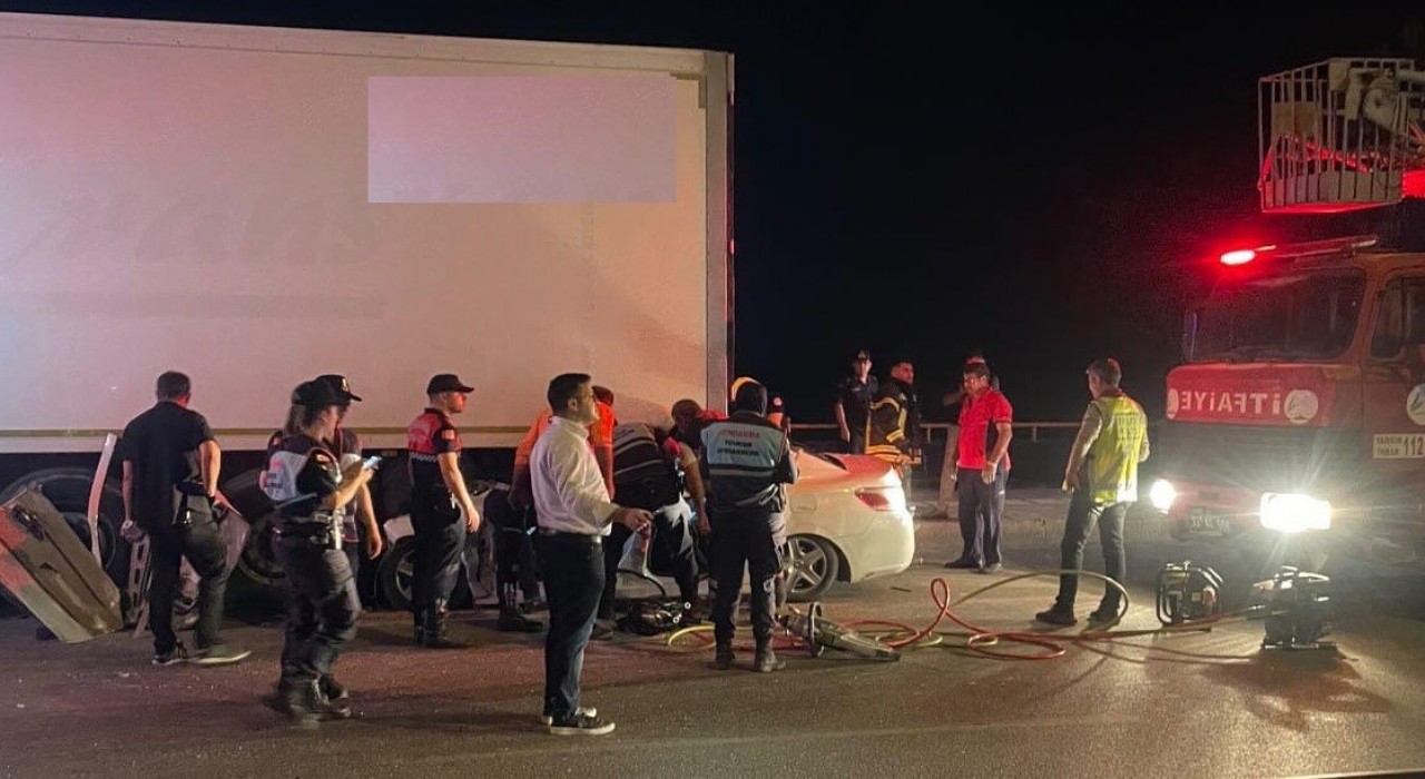 Otomobil, park halindeki tırın altına girdi: 2 ölü