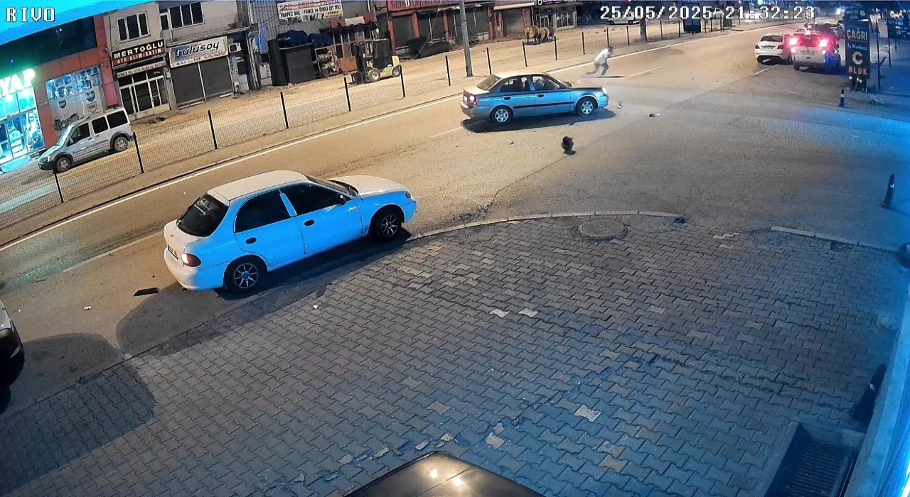 Otomobilin çarptığı motosikletlinin sürüklendiği anlar kamerada