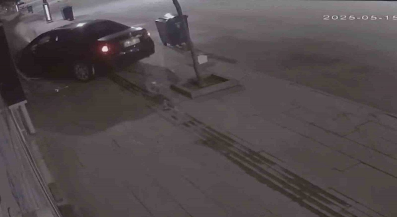 Otomobiliyle iş yerine çarpan sürücü kaçtı