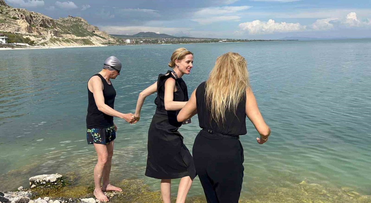 Oyuncu Wilma Elles ve Tuşba Özay Van Gölüne girdi
