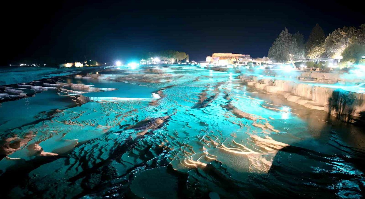 Pamukkale ve Hierapolisi gece 76 bin kişi ziyaret etti