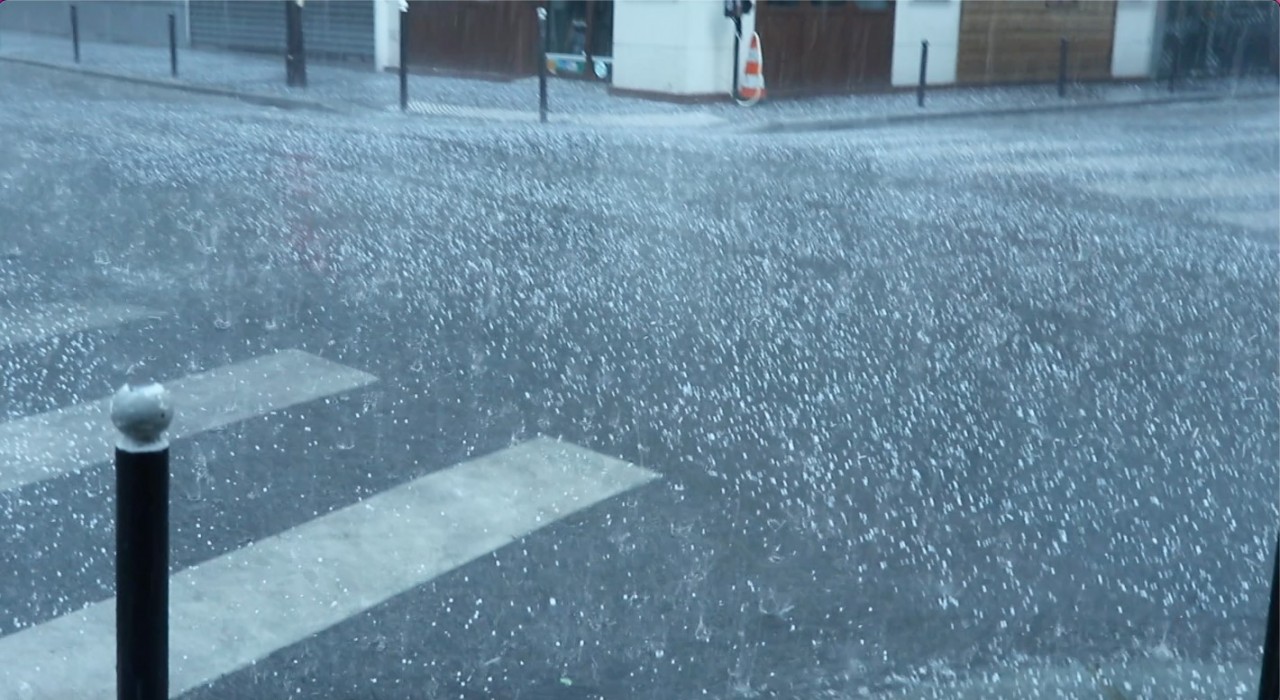 Pariste 25 derece sıcaklıkta dolu yağdı