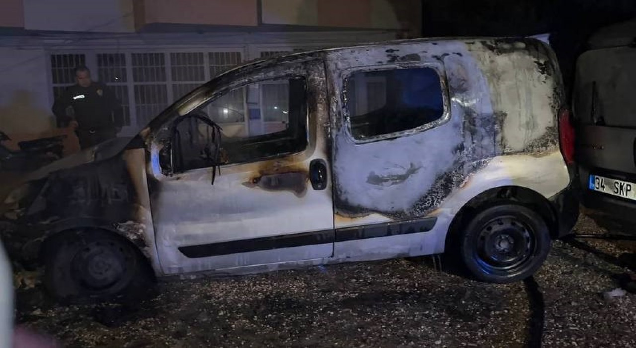 Park halindeki araç alev topuna döndü, geriye demir yığınları kaldı