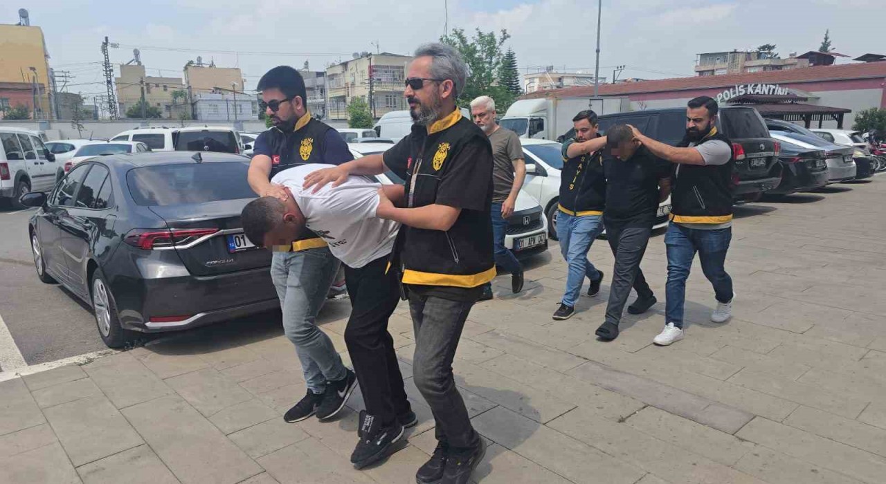 Park halindeki otomobillerden 500 bin TLlik hırsızlık yapan 3 şüpheli yakalandı