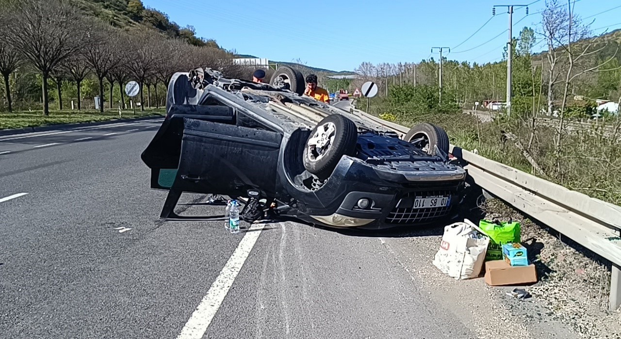 Pazaryerinde çarpışan otomobillerden biri takla attı: 1 yaralı