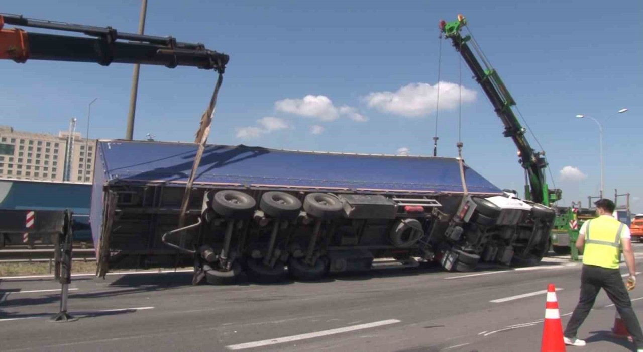 Pendik TEM Otoyolunda devrilen tır kaldırıldı