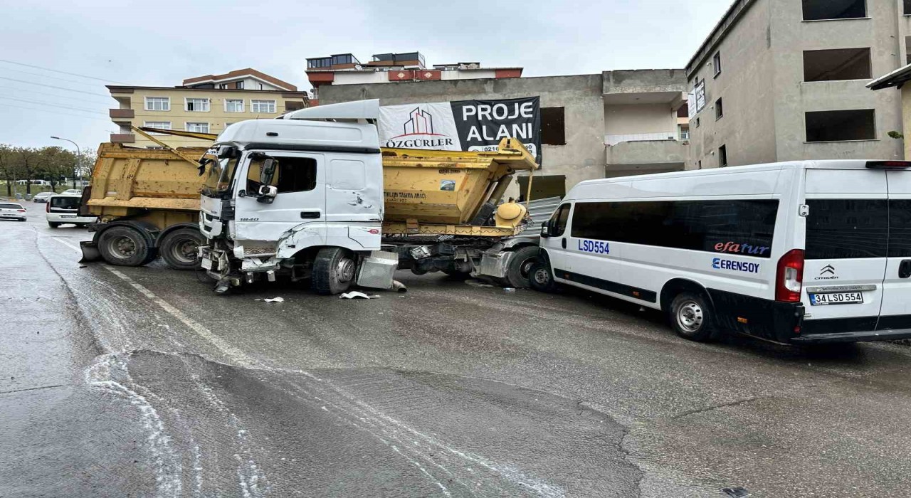 Pendikte kontrolden çıkan hafriyat kamyonu dehşet saçtı