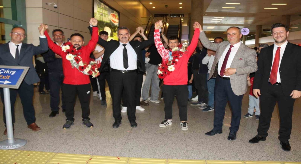 Peruda altın madalya kazanan genç halterci Ramazan Efe Yılmaz, çiçeklerle karşılandı