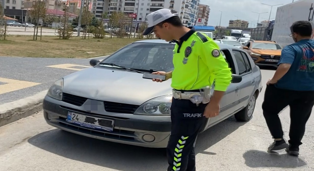 Plakasını bantla kapatıp yola çıktı, yakalanınca, Cenazemiz var dedi