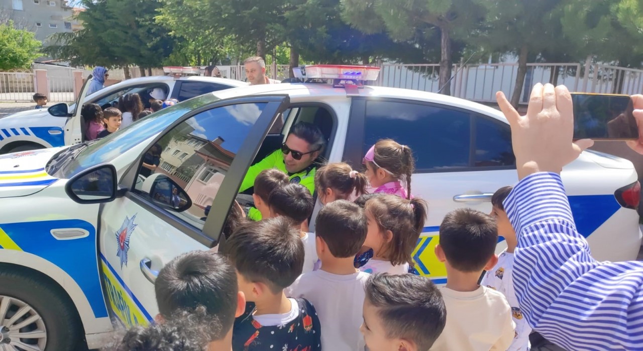 Polis ekipleri Trafik Haftasını çocuklarla kuyladı