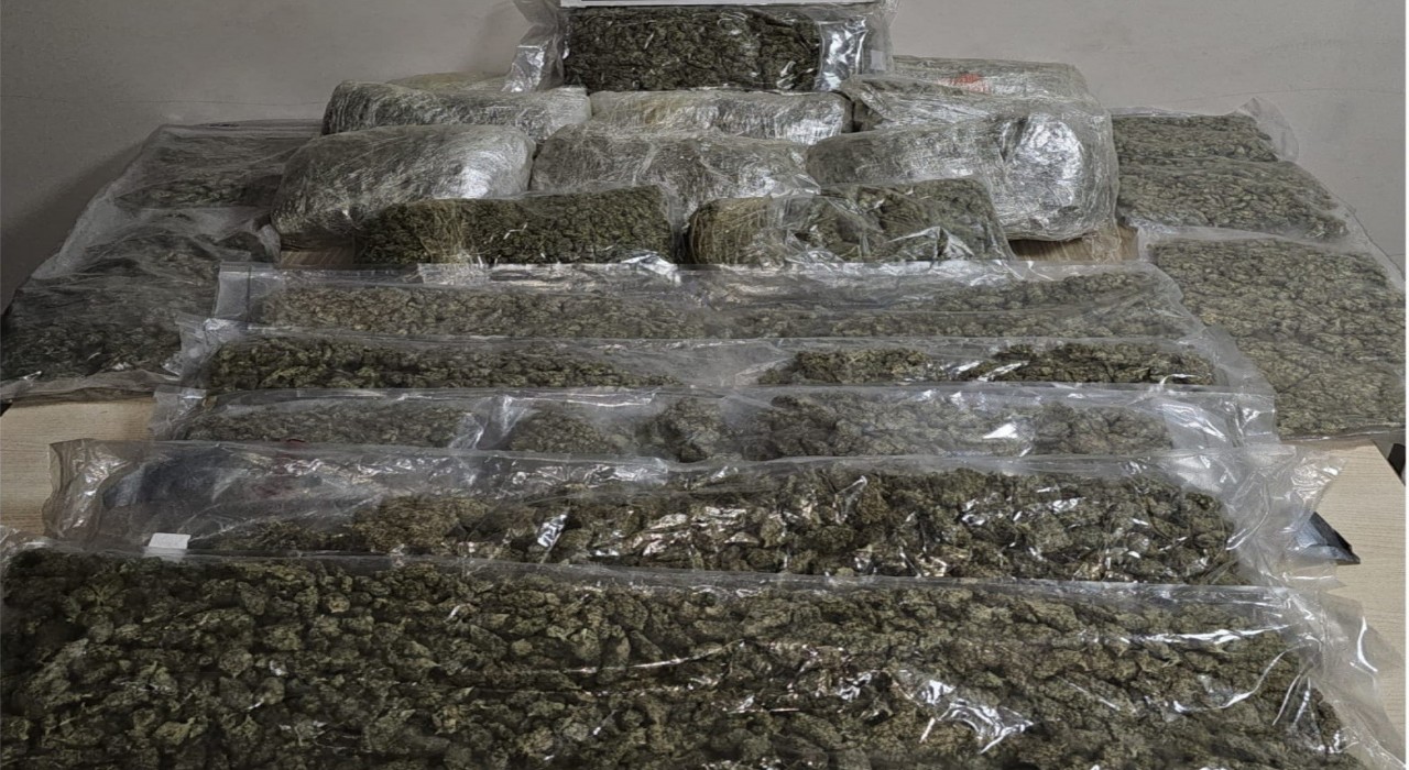 Polis kokuyu aldı, araçtan 19 kilo esrar çıktı