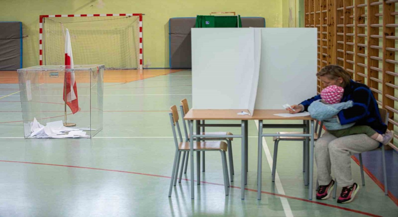 Polonyada halk cumhurbaşkanlığı seçimi için sandık başında