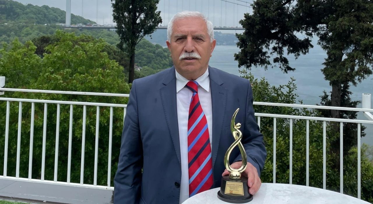 Prof. Dr. Rüştü Güntürkün’e Yılın Akademik Altın Kalem Ödülü