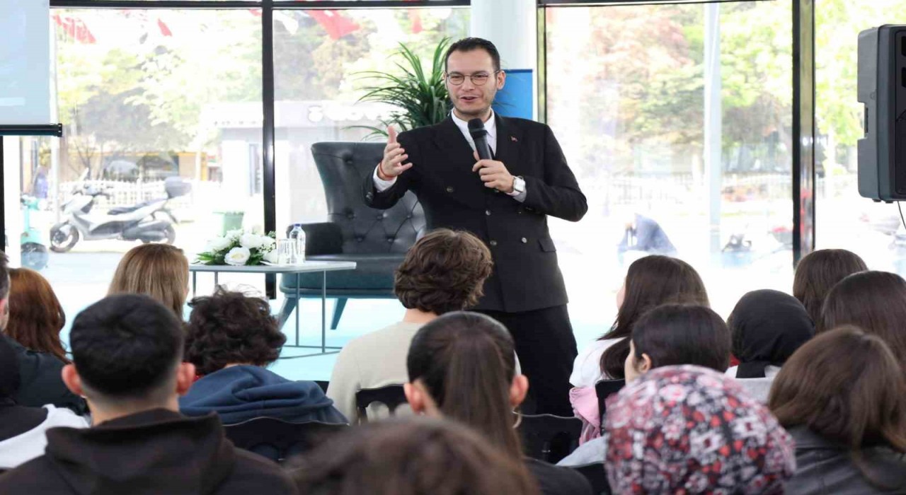 Profesörden yapay zeka uyarısı: Mesajlarınız okunuyor, analiz ediliyor