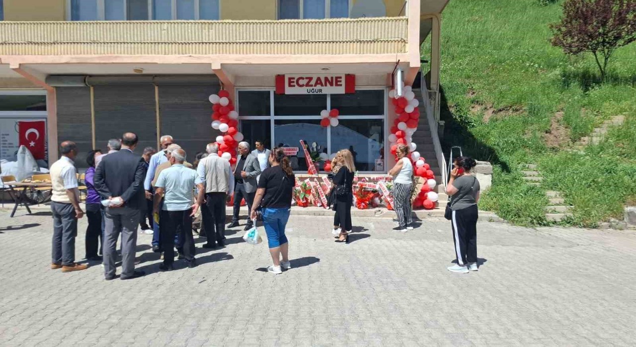 Pülümürde 18 yıl aradan sonra eczane açıldı