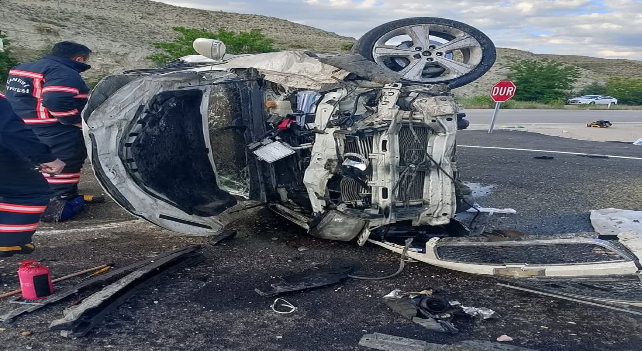 Refüje çarpan otomobil takla attı: 1 ölü, 3 yaralı