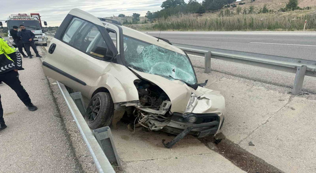 Refüje giren hafif ticari araçta 3 kişi yaralandı