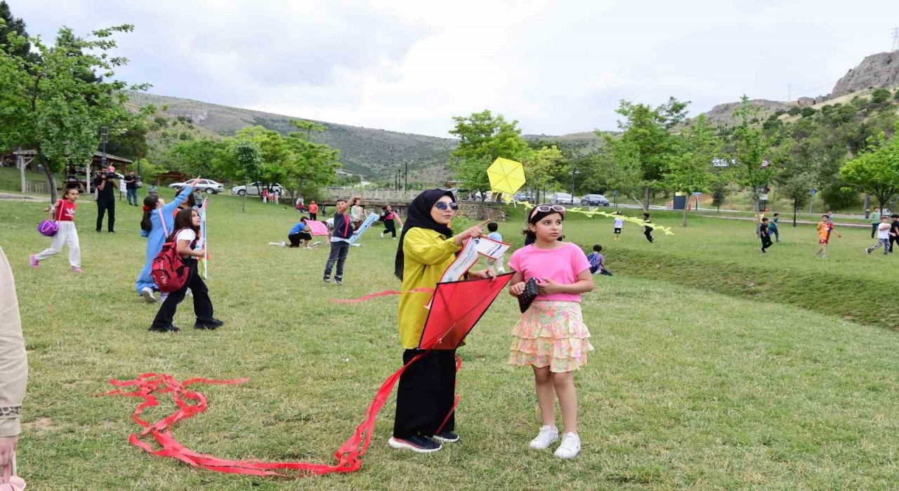 Rengarenk uçurtmalar Beydağında gökyüzüyle buluştu