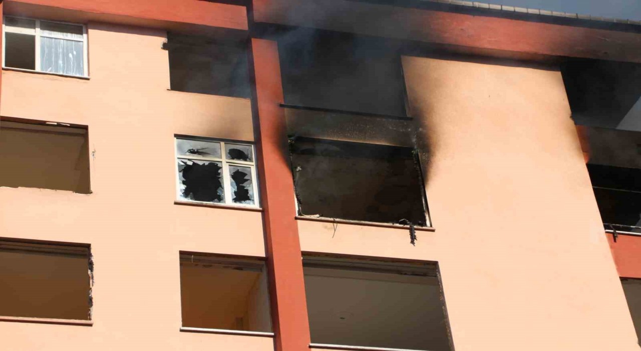 Rizede boş binada yangın çıktı