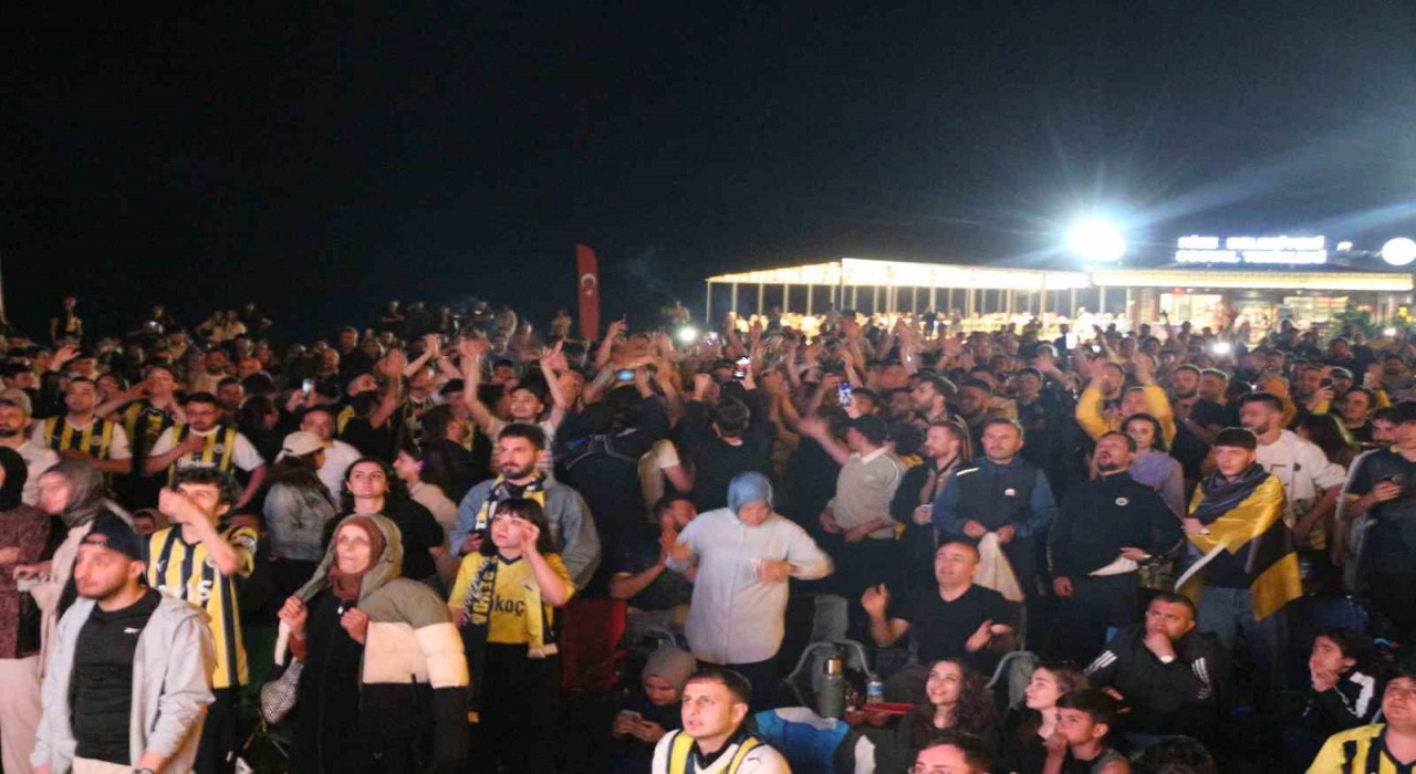 Rizede Fenerbahçelilerden şampiyonluk kutlaması