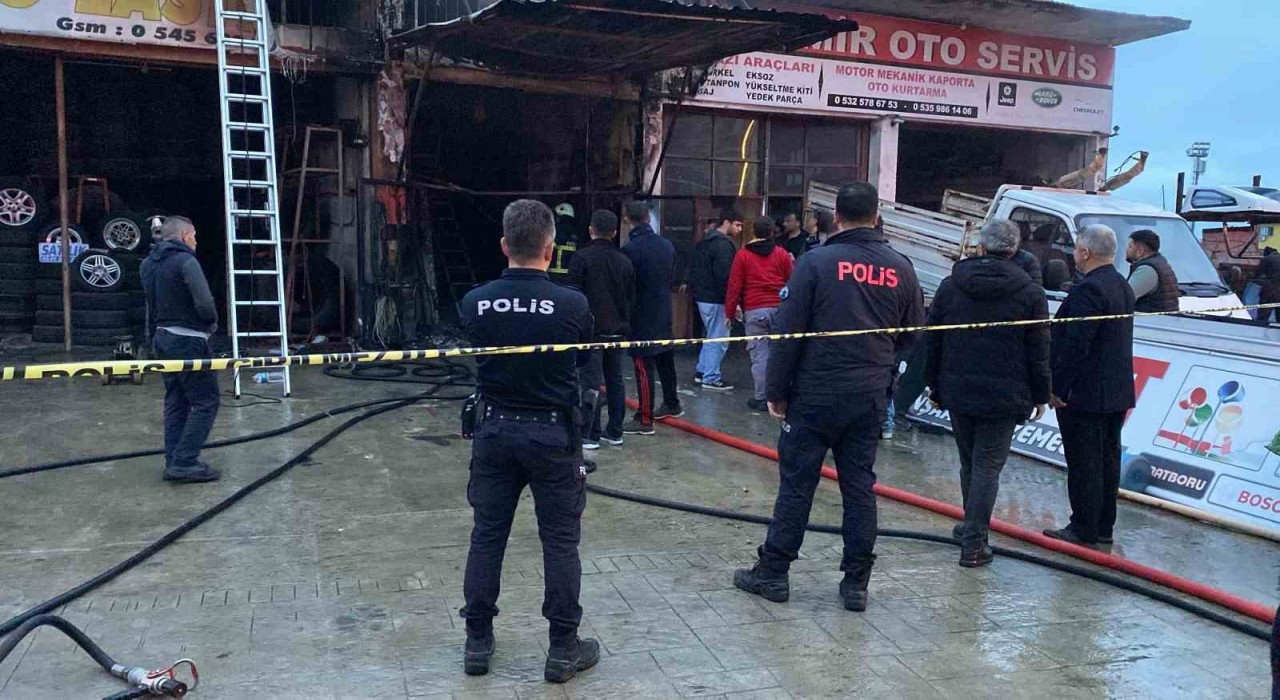 Rizede oto döşeme atölyesinde yangın