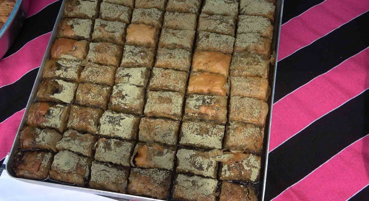 Rizede Türk Mutfağı lezzetleri görücüye çıktı en fazla ilgiyi çay aromalı baklava çekti