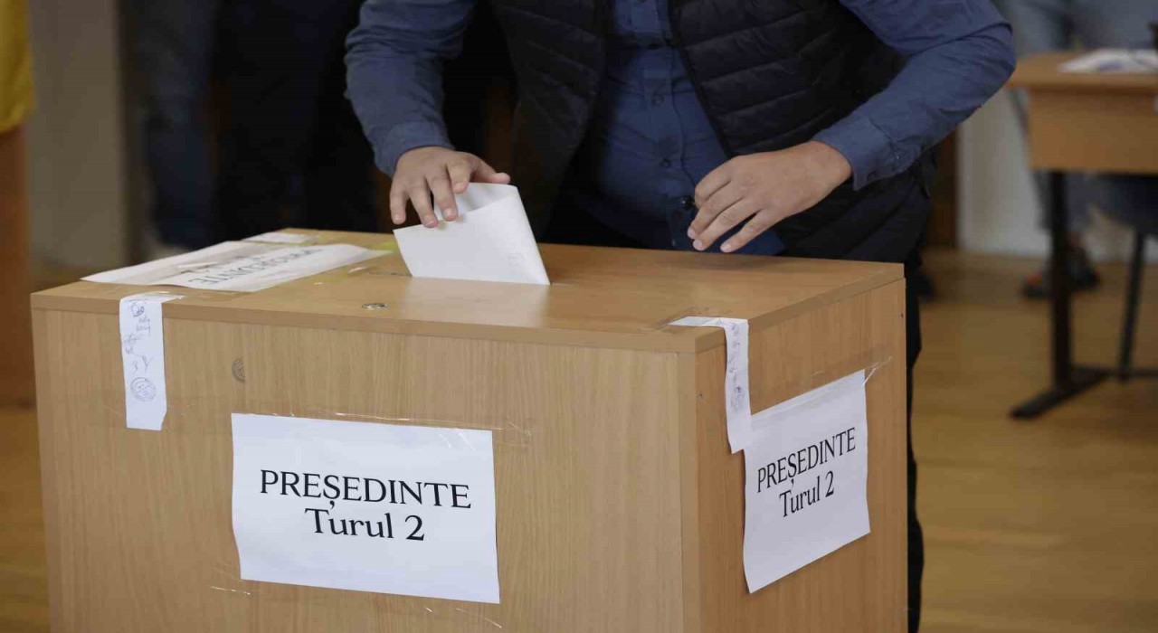 Romanyada halk cumhurbaşkanlığı seçimi ikinci tur oylaması için sandık başında