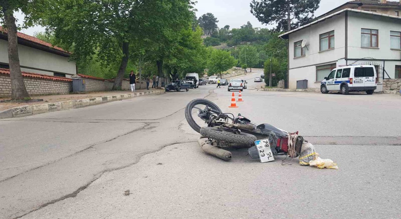 Safranboluda otomobille motosiklet çarpıştı: 3 yaralı