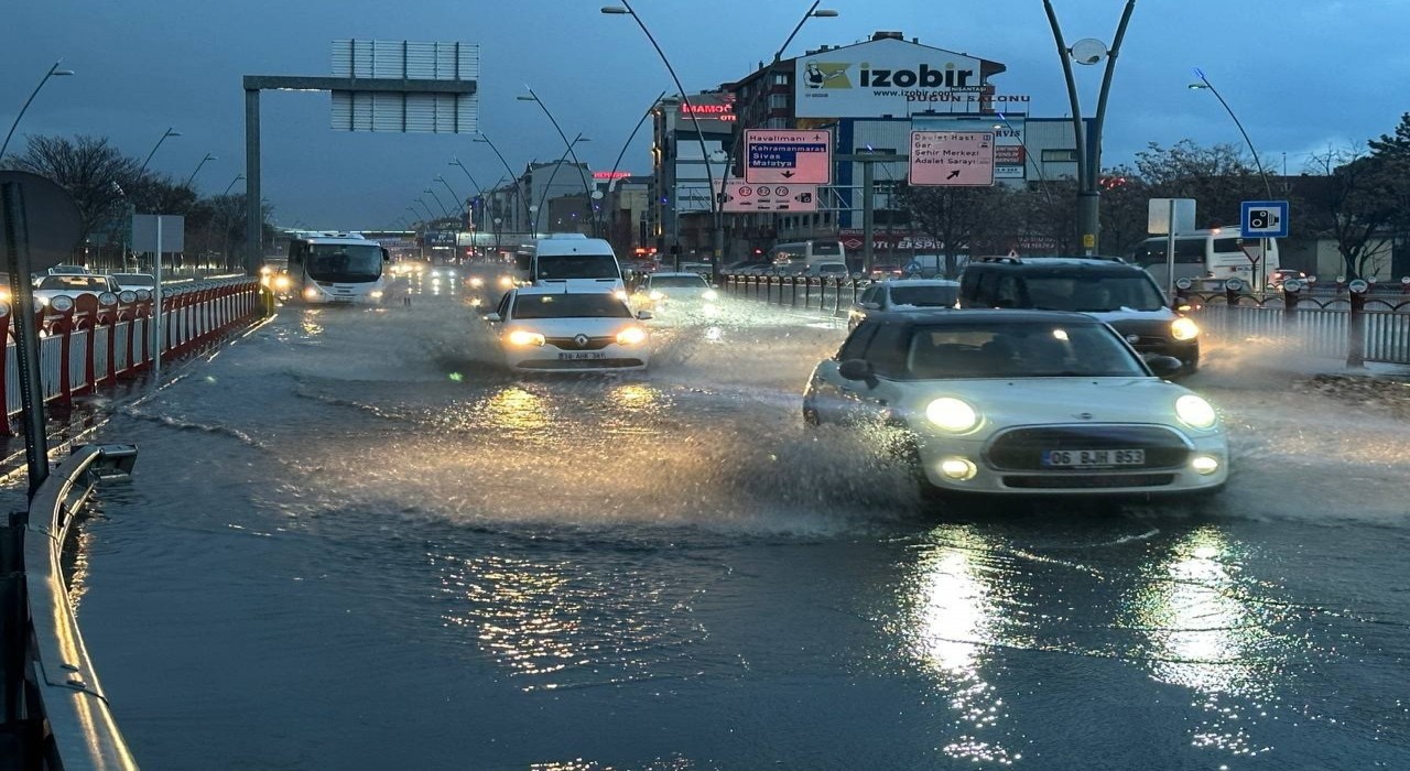 Sağanak yağış Kayseride hayatı olumsuz etkiledi