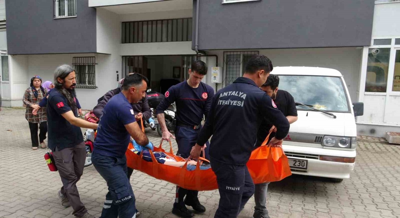 Sağlık ekiplerinin müdahalesi ile hayata döndürüldü, öldüğünü düşünen yakını Beni de öldürün diyerek feryat etti