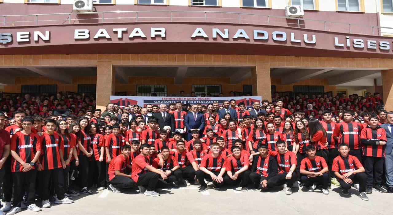 Şahinbey Belediyesinden, 160 bin öğrenciye Gaziantep FK forması
