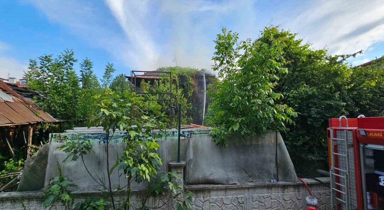 Sakaryada 2 katlı ahşap evde yangın