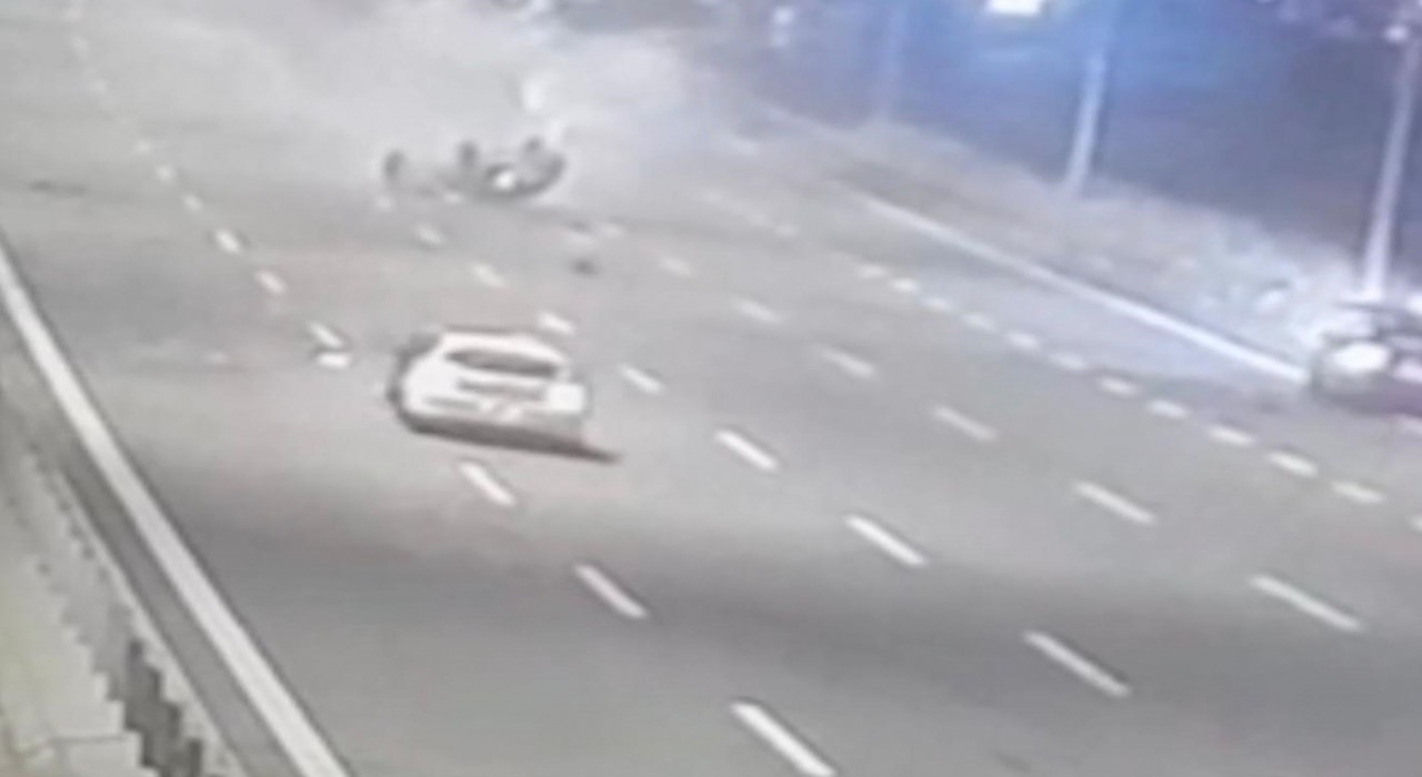 Sakaryada feci kaza: 9 yaşındaki çocuk taklalar atan otomobilden yola savruldu