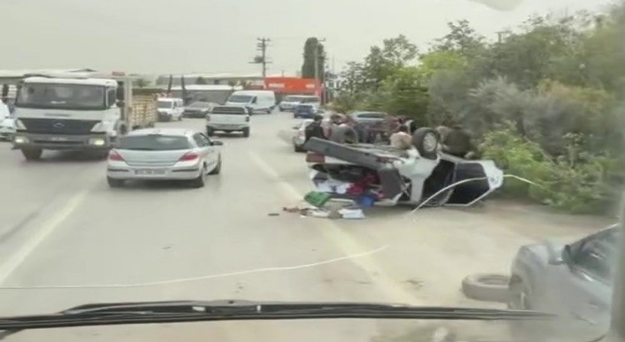 Sakaryada fidanlıktaki ağaçlı saksılara çarpan otomobil ters döndü: 1 yaralı