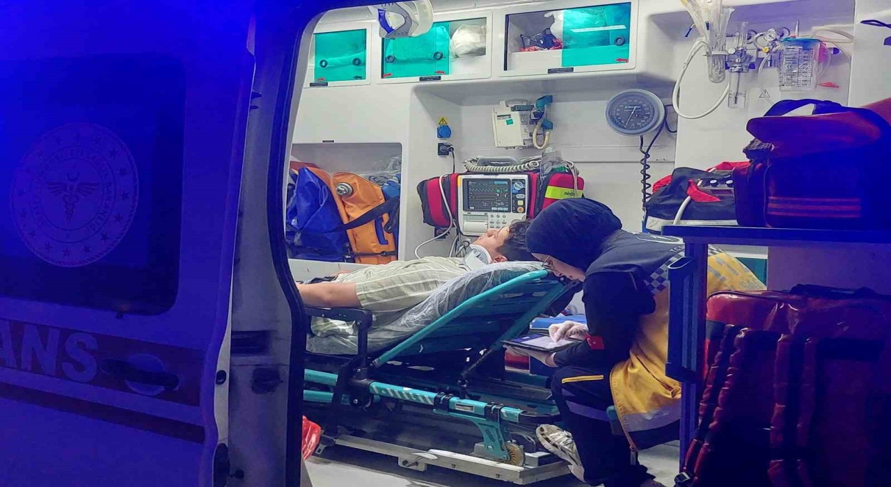 Sakaryada otomobil ile motosiklet çarpıştı: 3 yaralı
