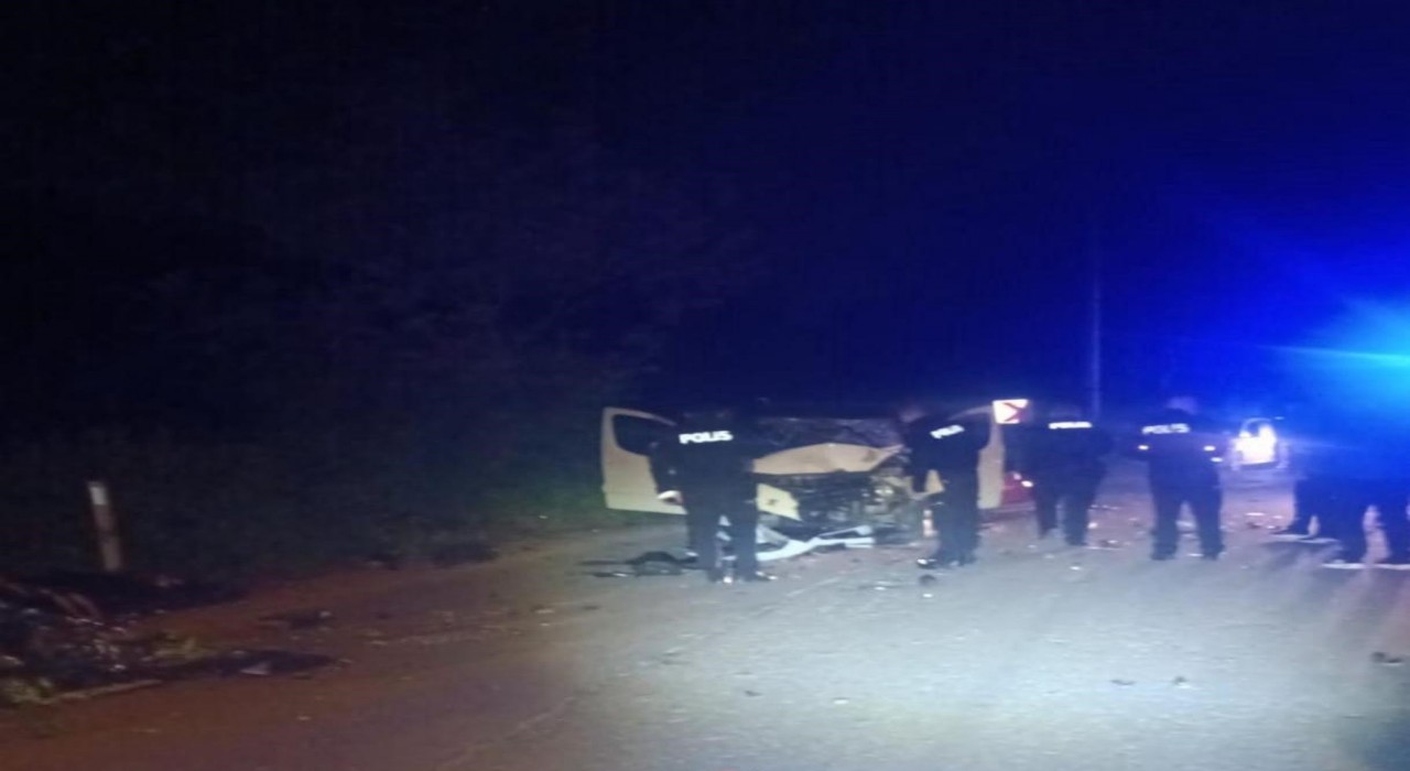 Sakaryada otomobilin çarptığı motosiklet paramparça oldu: Motokurye hayatını kaybetti